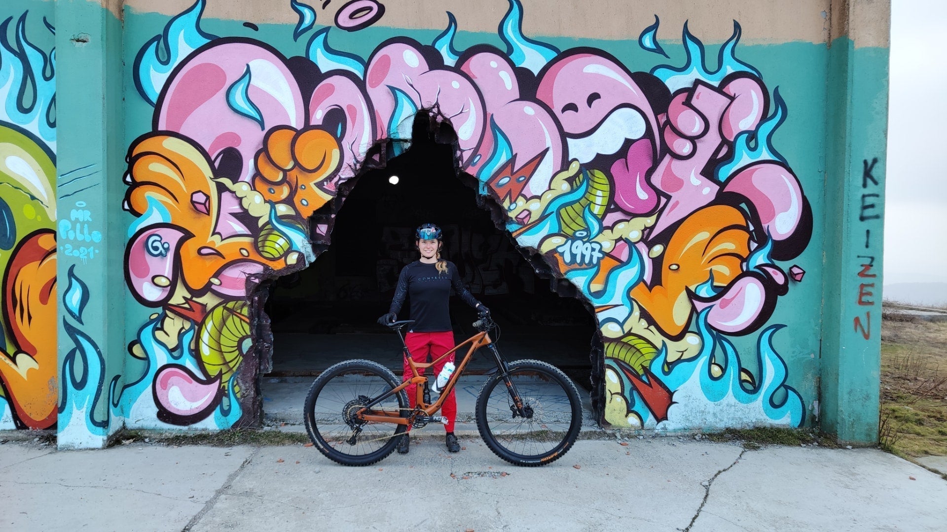 Dehnen mit Mountainbike Pro Rebekka Estermann